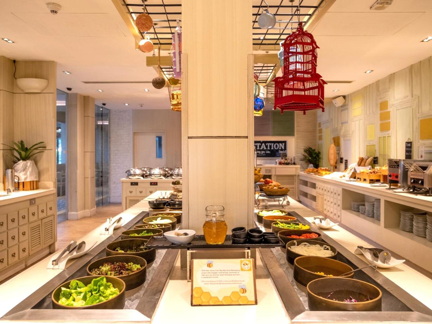 Hotel Amari Koh Samui Chaweng  Esterno foto A live kitchen on board a cruise ship